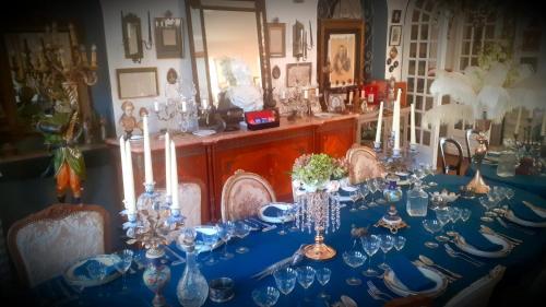 un tavolo con una tovaglia blu con i bicchieri di La Villa des Remparts a Labastide-dʼArmagnac