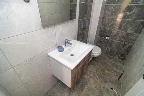 ein Badezimmer mit Waschbecken und Toilette in der Unterkunft Hisarönü'de 4 Yatak Odalı Villa-Villa Bahama in Fethiye