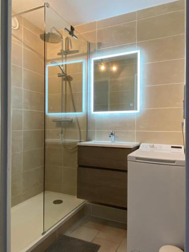 une salle de bain avec douche et lavabo dans l'établissement Les locations Cinaureva « La Baie des Îles », à La Londe-les-Maures