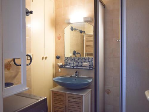 une petite salle de bain avec un lavabo et un miroir dans l'établissement Appartement 2 étoiles, balcon, marché Arago, 350m plage, Les Sables-d'Olonne - FR-1-197-465, à Les Sables-dʼOlonne