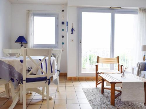 une chambre avec un lit, une table et des fenêtres dans l'établissement Appartement 2 étoiles, balcon, marché Arago, 350m plage, Les Sables-d'Olonne - FR-1-197-465, à Les Sables-dʼOlonne
