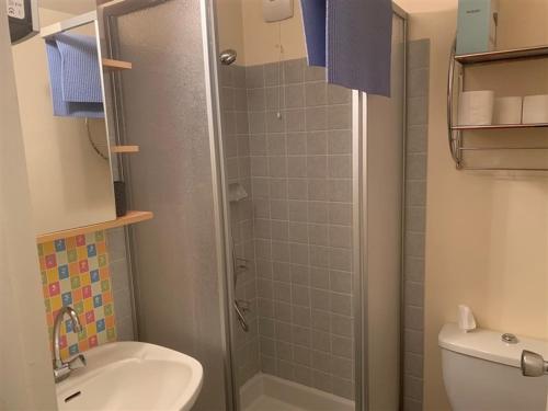 y baño con ducha, lavabo y aseo. en Appartement Mont-Dore, 2 pièces, 4 personnes - FR-1-415-92, en Le Mont-Dore