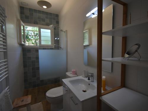 ein Bad mit einem Waschbecken, einem WC und einer Dusche in der Unterkunft Villa Pyla-sur-Mer, 5 pièces, 9 personnes - FR-1-420-94 in La Teste-de-Buch