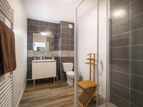 een badkamer met een toilet, een wastafel en een douche bij Appartement Saint-Jean-de-Luz, 2 pièces, 4 personnes - FR-1-239-522 in Saint-Jean-de-Luz