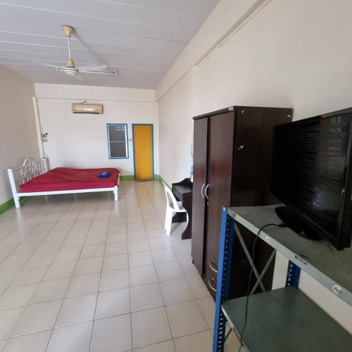 TV a/nebo společenská místnost v ubytování Bangsaen Budget Hotel