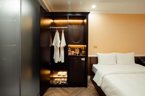 a hotel room with a bed and a closet at Dolce Mia Home Ninh Bình in Ninh Binh