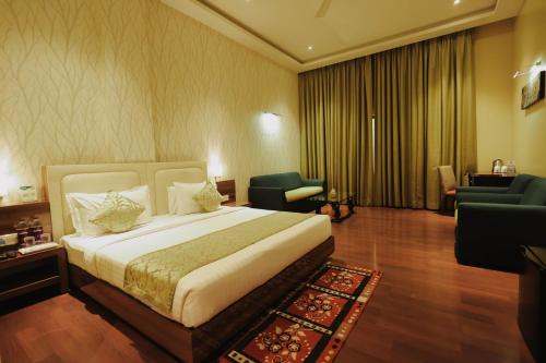 Una cama o camas en una habitación de Shamrock Greens by Jardin Hotels