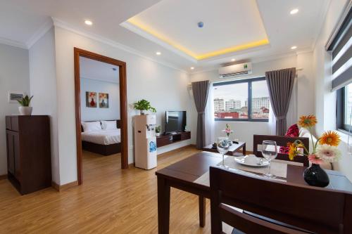 uma sala de estar com uma mesa de jantar e uma sala de estar em Sumitomo8 Apartment &Residentce 68 Kim Mã Thượng em Hanói