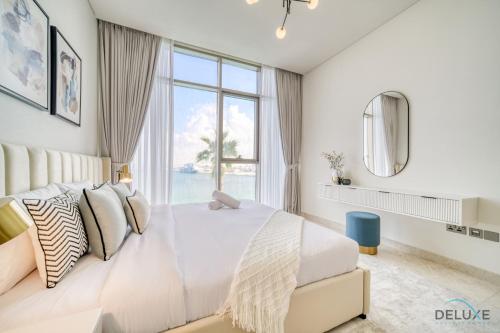 Postel nebo postele na pokoji v ubytování Serene 1BR at The Anwa By Omniyat Dubai Maritime City by Deluxe Holiday Homes