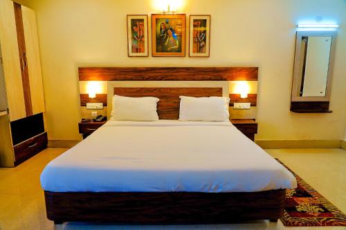 a bedroom with a large white bed in a room at FabHotel Kanchan Plaza in Bhubaneshwar