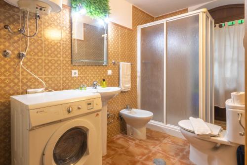 La salle de bains est pourvue d'un lavabo et d'un lave-linge. dans l'établissement APARTAMENTO PATIO ANDALUZ EN SEVILLA, à Séville