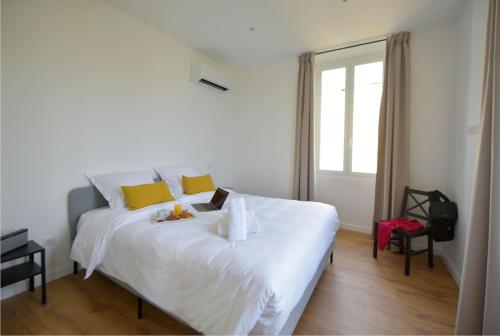 Una cama o camas en una habitación de Hôtel Continental