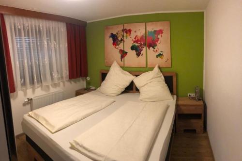 Una cama o camas en una habitación de Alpengasthaus Gießlhütte
