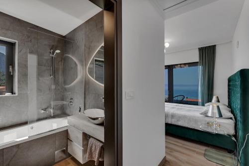 ein Bad mit einer Badewanne, einem Bett und einer Dusche in der Unterkunft Villa Nina 2, Makarska in Makarska