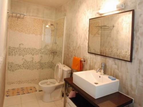 een badkamer met een wastafel, een toilet en een douche bij Maison La Puye, 3 pièces, 4 personnes - FR-1-541-63 in La Puye