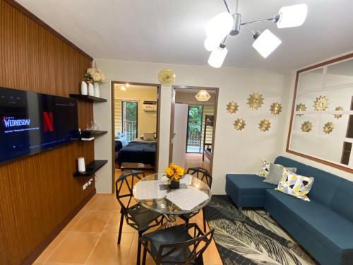 - un salon avec un canapé bleu et une table dans l'établissement Resort-type 2 bedroom Unit by OneOasisHaven, à Cagayán de Oro