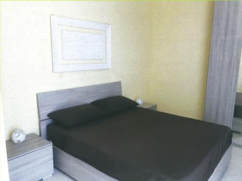 サンタレッシオ・シークロにあるCasa Aironeのベッドルーム1室(黒い掛け布団付きのベッド1台付)
