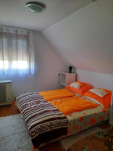 1 dormitorio con 2 camas en un ático en Zsuzsanna vendégház, en Mezőkövesd
