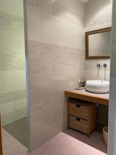 La salle de bains est pourvue d'un lavabo et d'une douche. dans l'établissement La Girondine, à Saint-Philippe-dʼAiguille