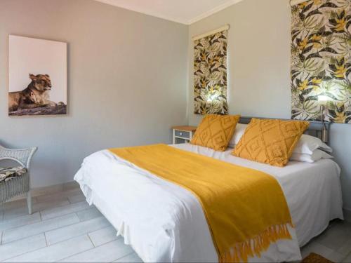 Un dormitorio con una cama con una manta amarilla. en 26 on Greenway en White River