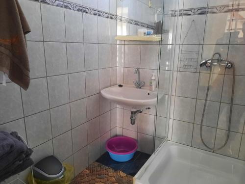 A bathroom at Zsuzsanna vendégház