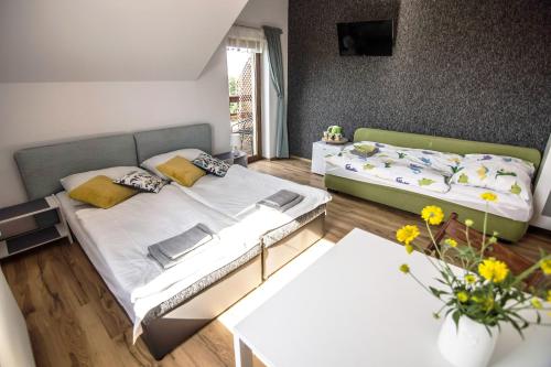 Ένα ή περισσότερα κρεβάτια σε δωμάτιο στο Apikraina