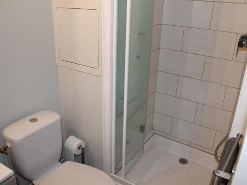 La salle de bains est pourvue d'une douche et de toilettes. dans l'établissement Appartement La Roche-Posay, 2 pièces, 3 personnes - FR-1-541-23, à La Roche-Posay