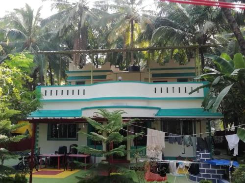 une maison avec des cordes de vêtements devant elle dans l'établissement Acharekar's Home stay - Adorable AC and Non AC Rooms with free Wi-Fi, à Malvan