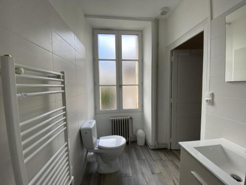 ein Badezimmer mit Toilette und Waschbecken und einem Fenster in der Unterkunft Appartement 57m² avec WIFI à 200m des Thermes – 4 pers. – Parking gratuit – La Roche-Posay - FR-1-541-40 in La Roche-Posay