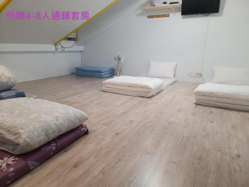 Habitación con 2 sofás y suelo de madera. en Fire B&B, en Chishang