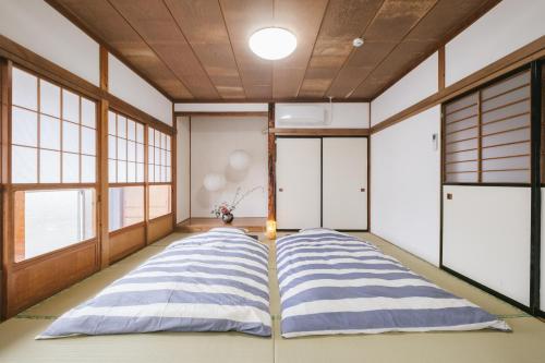een kamer met 2 kussens op de vloer bij Bell-Rental Villa Engawa House in Fujikawaguchiko