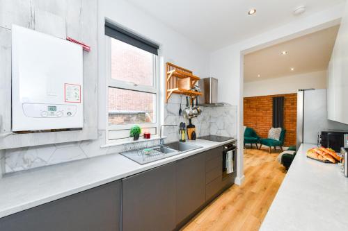 a kitchen with a sink and a window at Long Eaton Modern 4bed House in Long Eaton