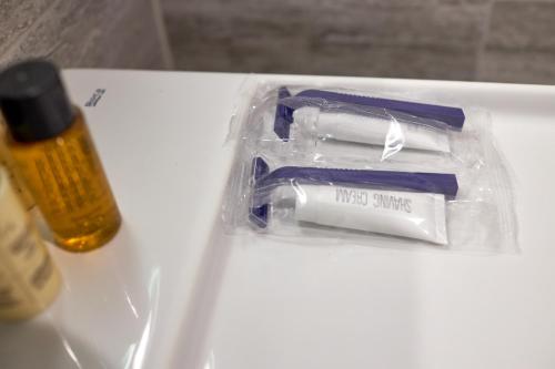 a group of toothbrushes in a plastic bag on a table at Спа-готель ПОЛО-МЕДЛАЙФ in Kremenchuk