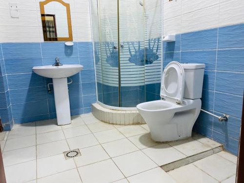 een badkamer met een toilet en een wastafel bij Virunga Homes in Ruhengeri