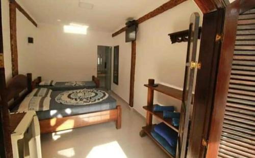 um quarto com uma cama num quarto em Toca do Capitao em Boiçucanga