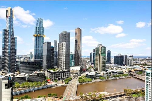 a city skyline with a river and tall buildings at Melbourne Luxury Penthouse in prime location in Melbourne