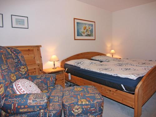 ein Schlafzimmer mit einem Bett, einer Couch und einem Sessel in der Unterkunft Feldblick-Wohnung in der N he der Ostsee in Schlagsdorf