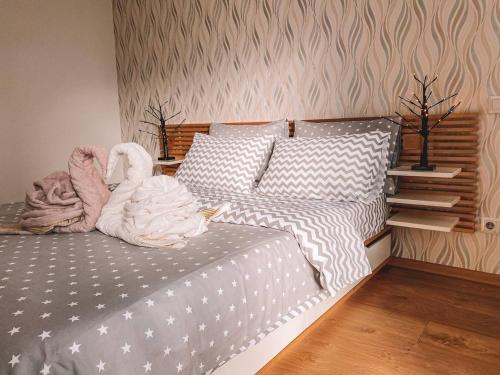 เตียงในห้องที่ Panoramic Loft Apartment
