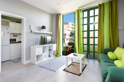 ein Wohnzimmer mit einem Sofa und einem Tisch in der Unterkunft Home2Book Charming Sea Front House in El Escobonal