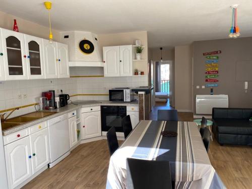 Photo de la galerie de l'établissement Appartement moderne avec parking privé, proche centre-ville et plage - Saint-Jean-de-Luz - FR-1-239-497, à Saint-Jean-de-Luz