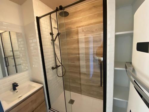 La salle de bains est pourvue d'une douche et d'un lavabo. dans l'établissement Appartement Saint-Jean-de-Luz, 3 pièces, 6 personnes - FR-1-239-497, à Saint-Jean-de-Luz