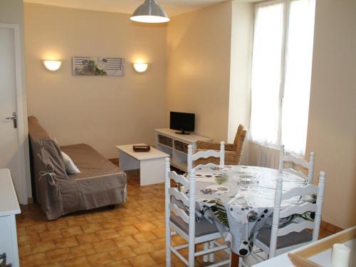Elle comprend un petit salon avec une table et un bureau. dans l'établissement T2 lumineux au centre-ville de La Roche-Posay, proche thermes, avec Wi-Fi et lave-linge - FR-1-541-1, à La Roche-Posay