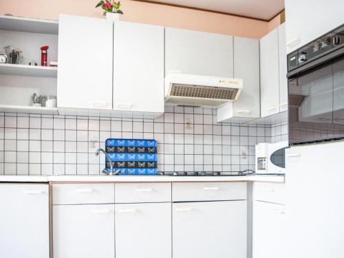 une cuisine blanche avec des armoires blanches et un évier dans l'établissement Appartement lumineux et proche plage aux Sables-d'Olonne - FR-1-197-446, à Les Sables-dʼOlonne