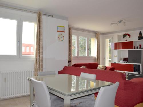 - un salon avec une table en verre et un canapé rouge dans l'établissement Grand appartement à Evian avec wifi et parking - FR-1-498-52, à Évian-les-Bains