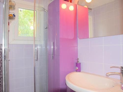 Ένα μπάνιο στο Grand appartement à Evian avec wifi et parking - FR-1-498-52