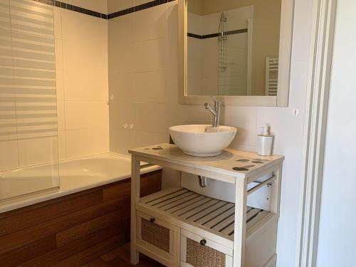 une salle de bain avec un lavabo et une baignoire dans l'établissement Magnifique T2 Duplex à Arcachon avec Terrasse, WiFi, à 100m de la Plage - FR-1-374-160, à Arcachon