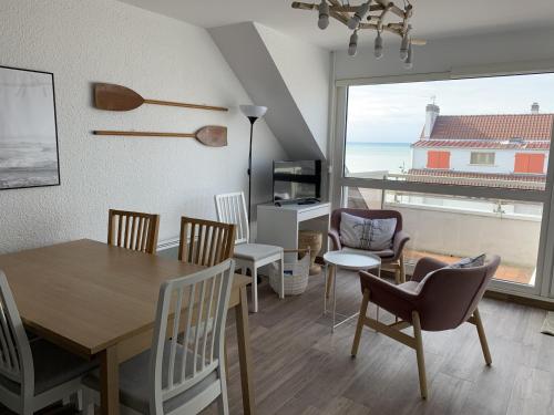 une salle à manger avec une table et des chaises et une fenêtre dans l'établissement Duplex spacieux avec parking à Fort-Mahon-Plage - FR-1-482-71, à Fort-Mahon-Plage