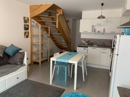 Dapur atau dapur kecil di Charmante Maisonnette Proche de la Mer avec Jardin, Parking, et Toutes Commodités à Quend-Plage - FR-1-482-73
