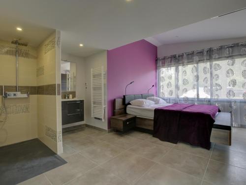 a bedroom with purple walls and a bed and a shower at Villa 5 chambres à Biscarrosse avec piscine chauffée, wifi, proche océan - FR-1-521-18 in Biscarrosse-Plage