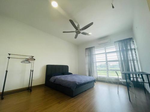um quarto com uma cama e uma ventoinha de tecto em Homestay 3BR near Setia Alam em Shah Alam